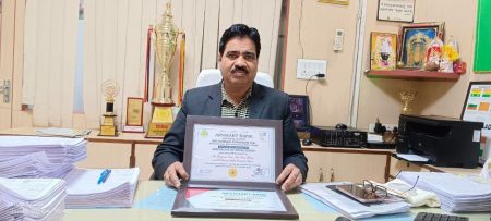 आर्यावर्त बैंक के क्षेत्रीय प्रबंधक सतीश कुमार को मिला प्रशस्ति पत्र अटल पेंशन योजना में पूरे यूपी में आर्यावर्त बैंक चित्रकूट का रहा उत्कृष्ट कार्य