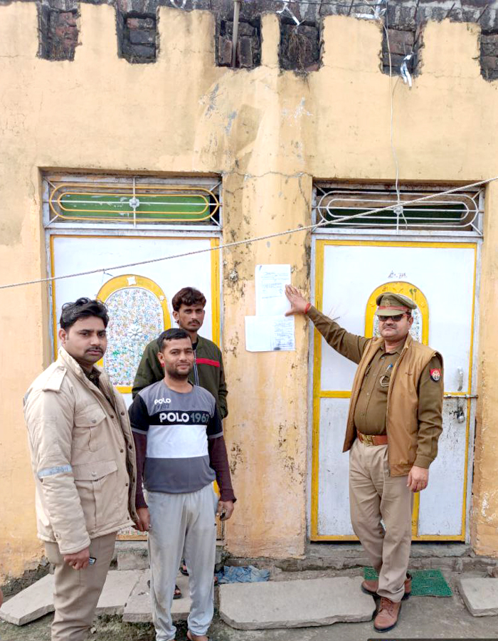 फरार चल रहे अपराधियों के घर नोटिस चस्पा, न्यायालय के निर्देश पर होगी कुर्की